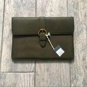 ⭐️ UNIVERSAL THREAD Flap Tech Clutch Green